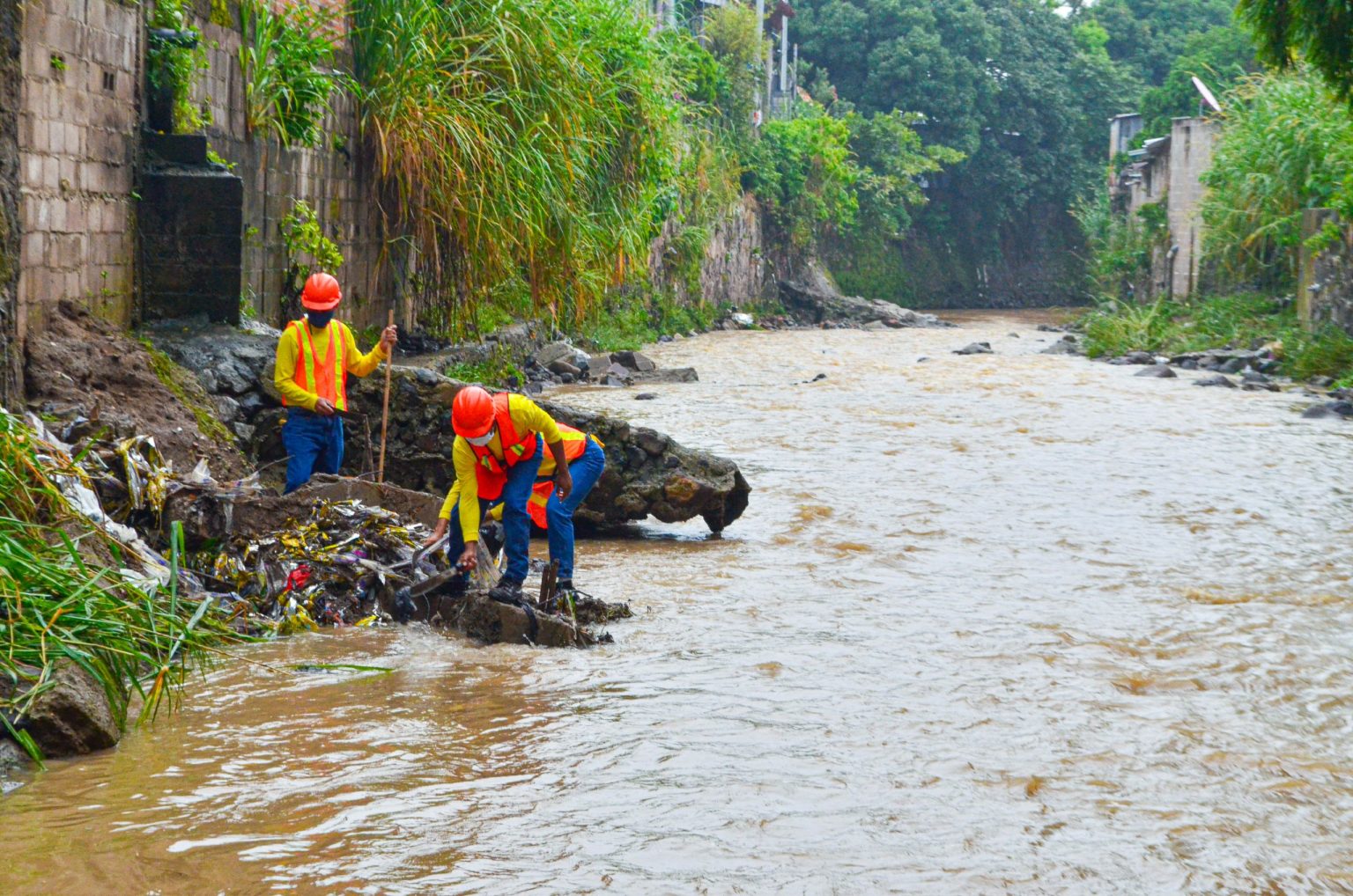 52-cuadrillas-del-fovial-limpian-drenajes-y-cunetas-a-nivel-nacional-para-evitar-inundaciones
